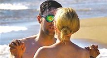 Adriana Abenia, día de playa con su novio, Sergio