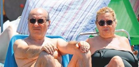 La estrella revelación se relaja en el mar