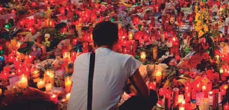 Barcelona vence al dolor y honra a las víctimas